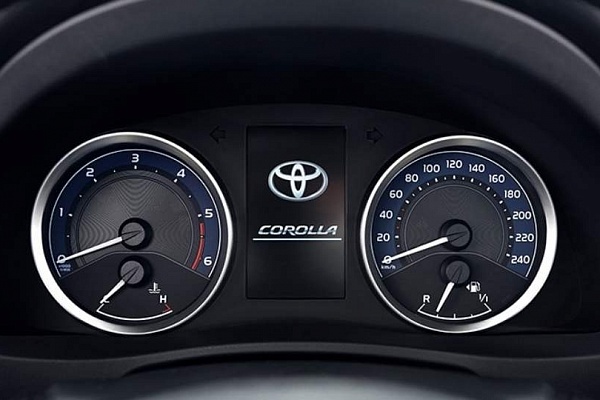 Обновленная Toyota Corolla. Панель приборов