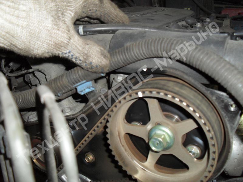 16. Метка шестерни распредвала в процессе ремонта двигателя автомобиля Тойота Камри.